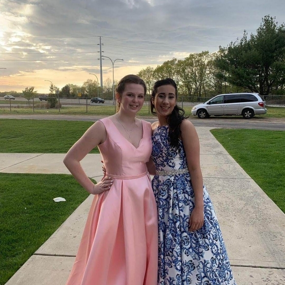 Selling my daughter prom dress - Picture 3 of 7